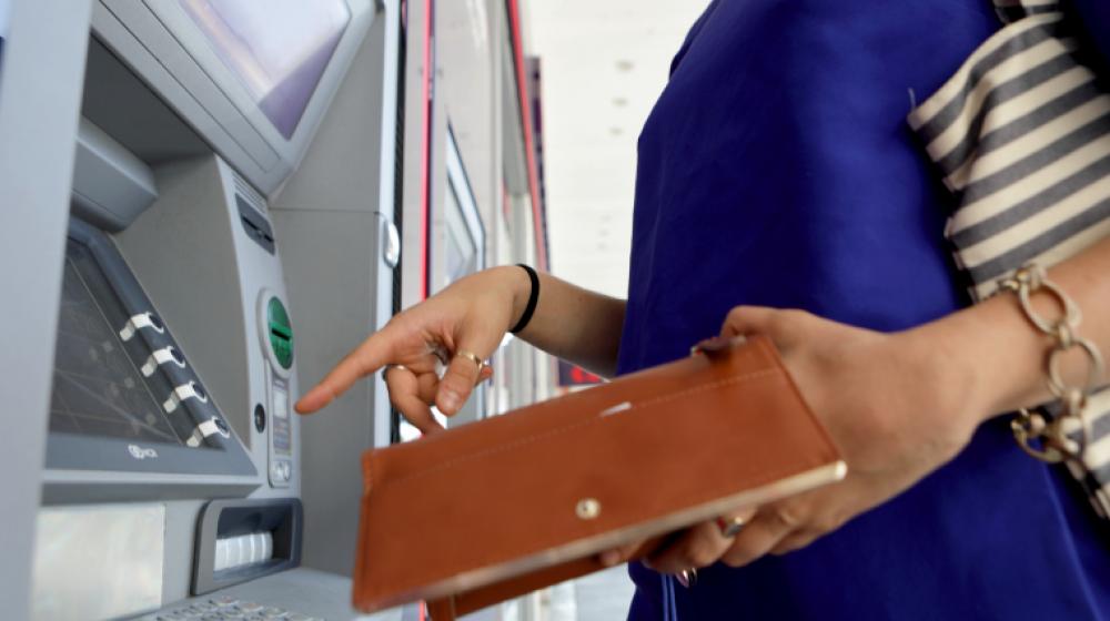 Mujer retirando dinero de ATM