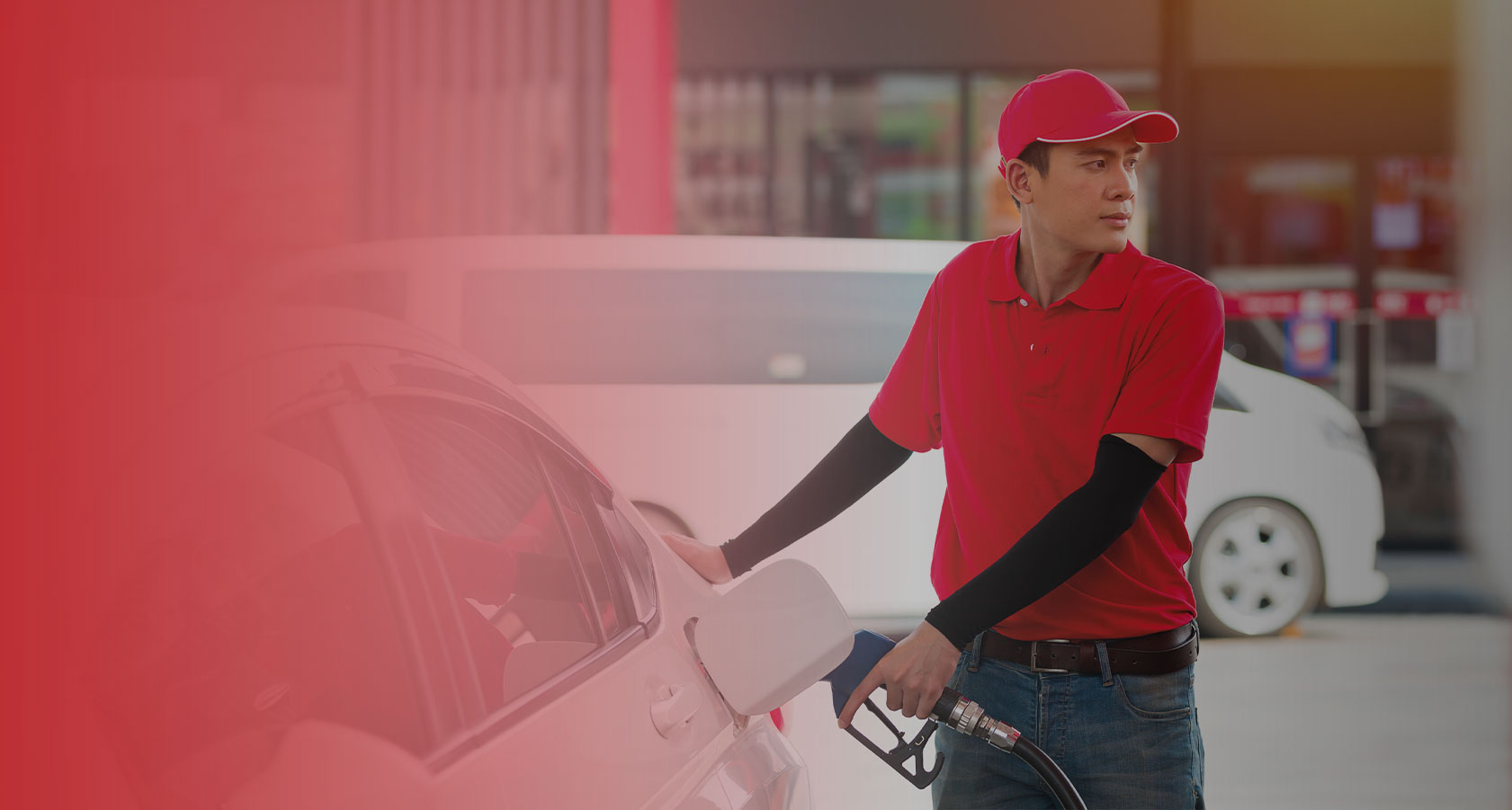 banner, fondo rojo, una persona llenando el tanque de gasolina