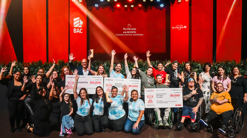 Grupo de personas celebrando un premio BAC