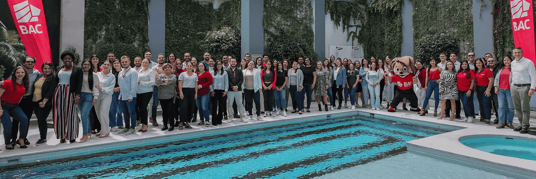 Grupo junto a piscina | Convenio BAC