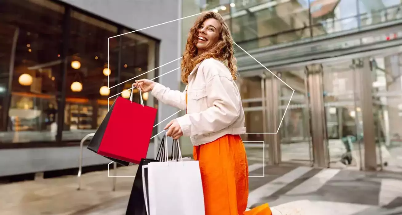 Mujer feliz, aprovechando promociones de moda de BAC