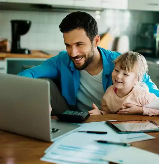 hombre y niña usando la computadora