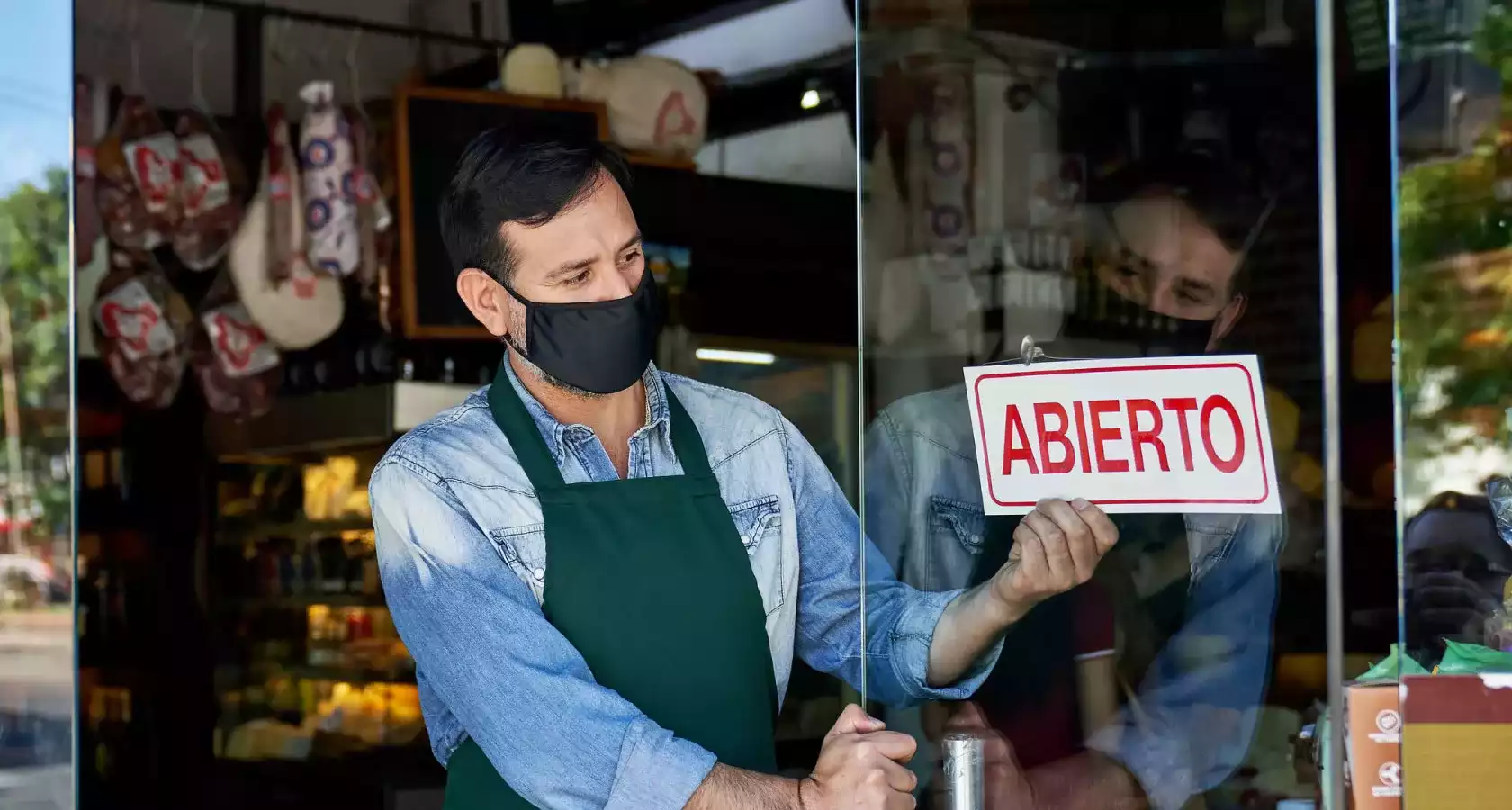 Hombre abriendo su negocio