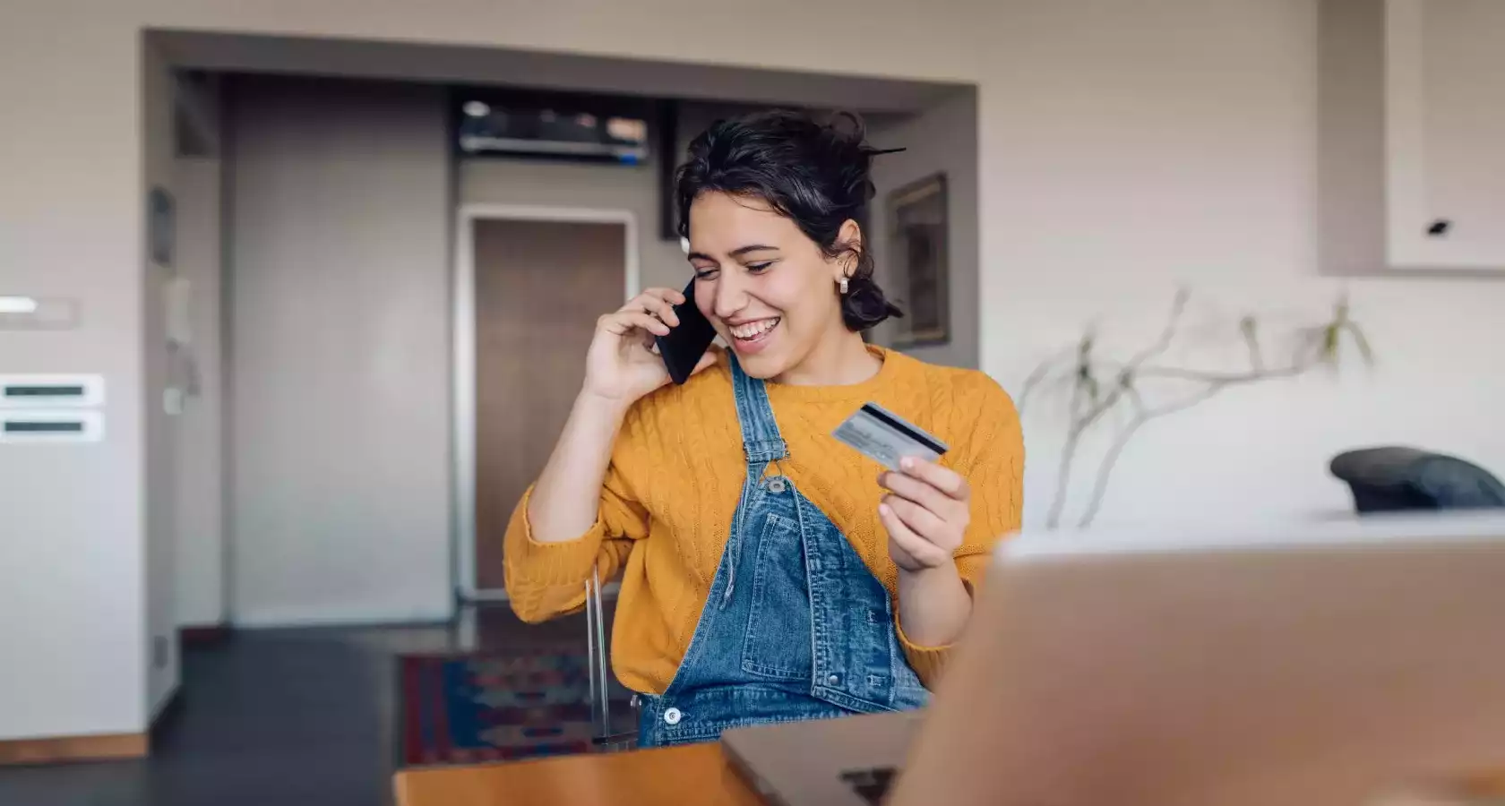 Mujer en llamada con tarjeta de crédito