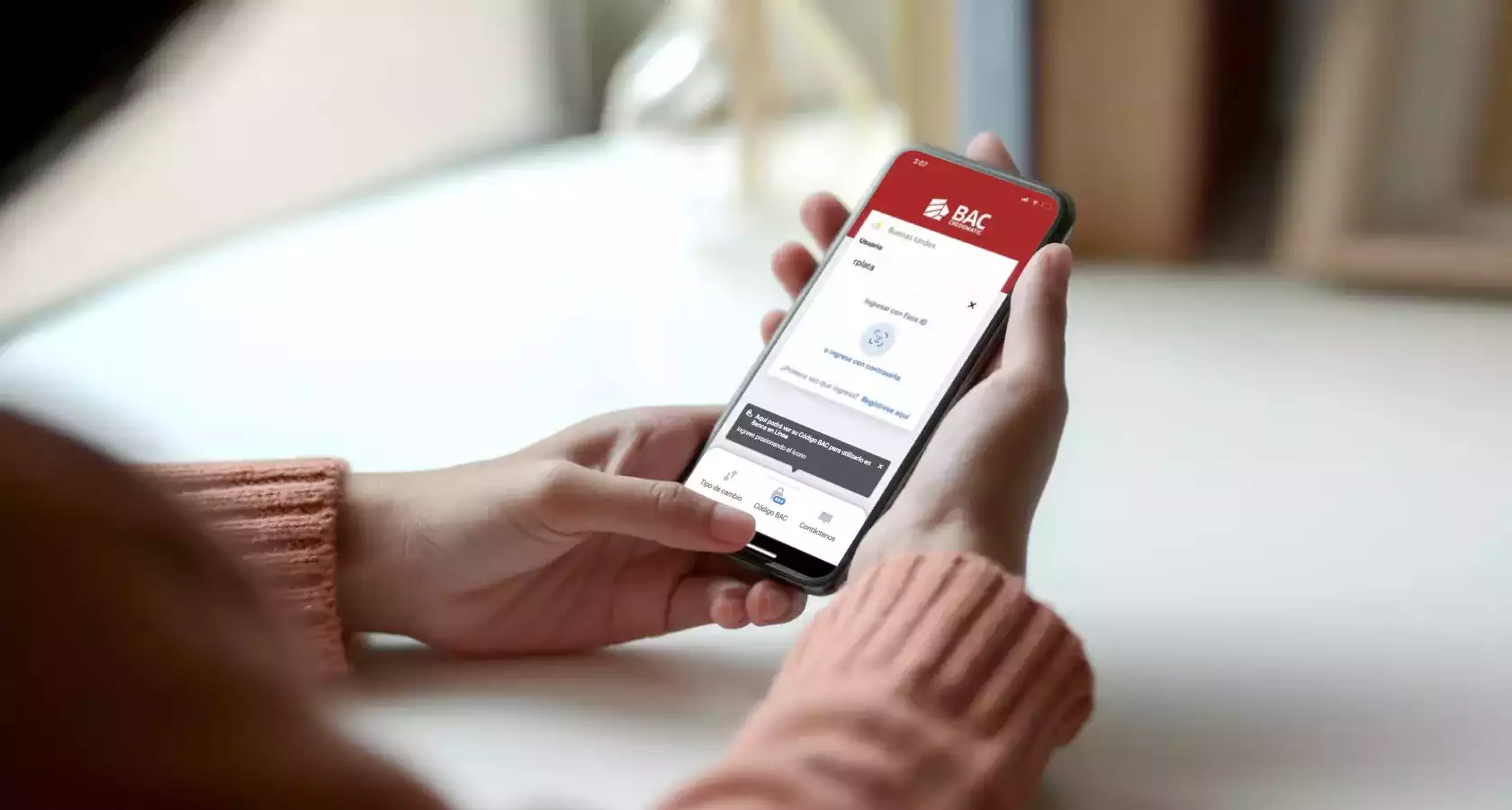 Persona con la app del BAC en el móvil