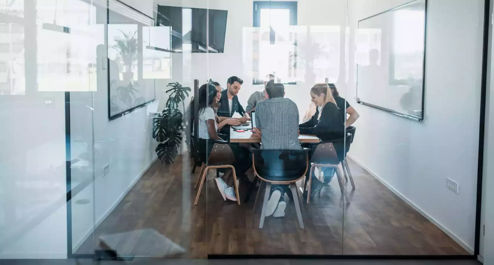 Reunión de colaboradores buscando soluciones