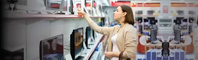 persona comprando electrodomésticos 