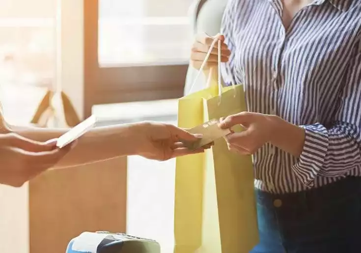 Ahorro Puntos, dos personas sosteniendo una tarjeta bac