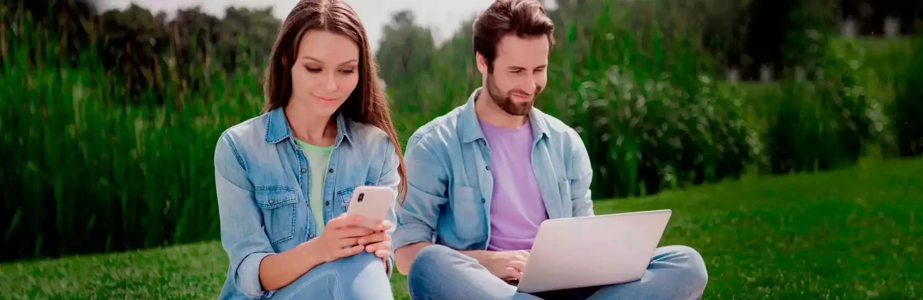 Transferencias ACH, pareja utilizando un celular y computadora