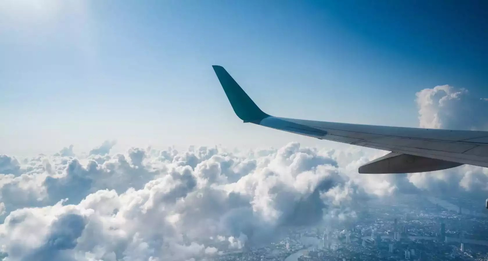 Banner de avión sobre nubes