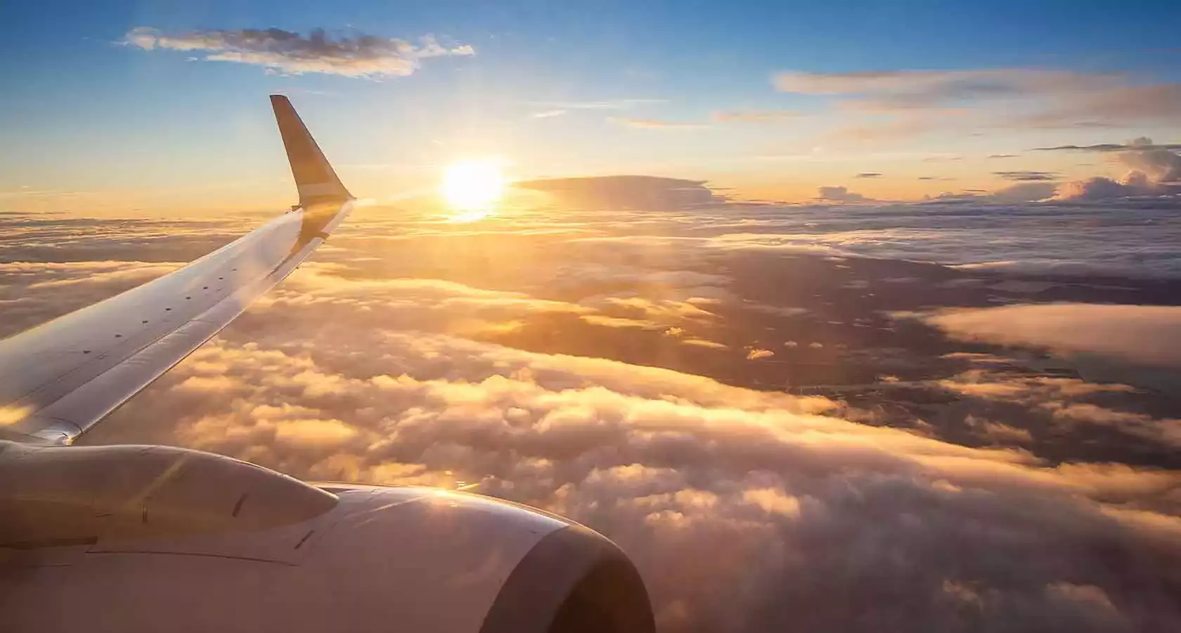 Vista panorámica desde la ventana de un avión, de las nubes y atardecer