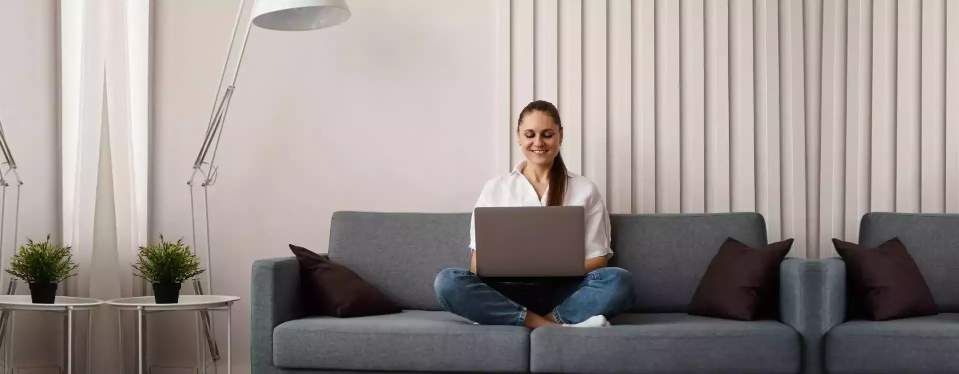 Mujer en computadora 