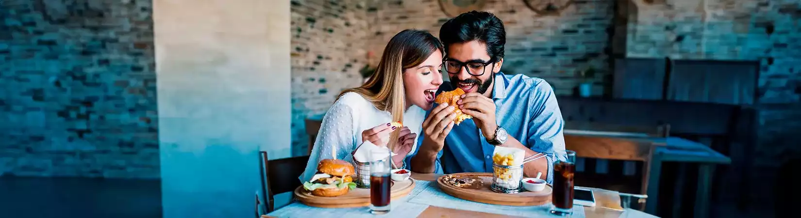 Pareja comiendo