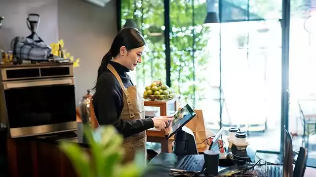 Mujer tomando una orden 