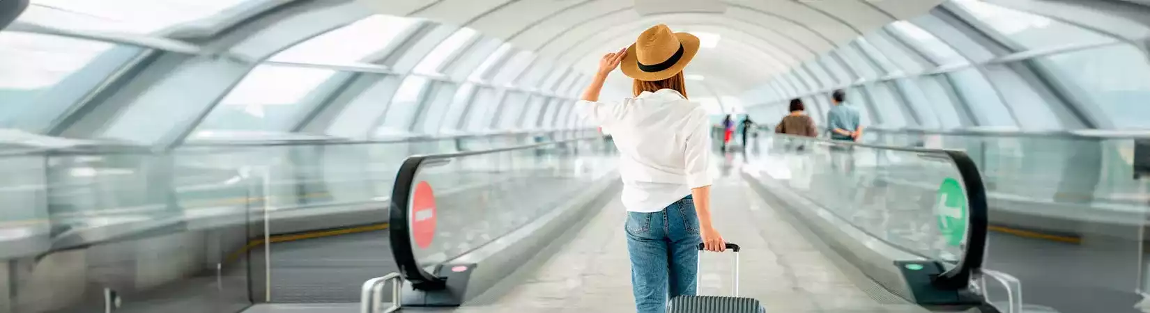 Mujer en aeropuerto