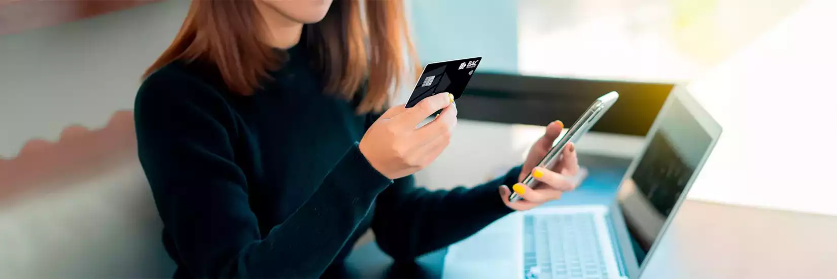 Mujer haciendo pagos con tarjeta 