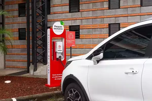 Cargadores eléctricos instalados en sucursales BAC.