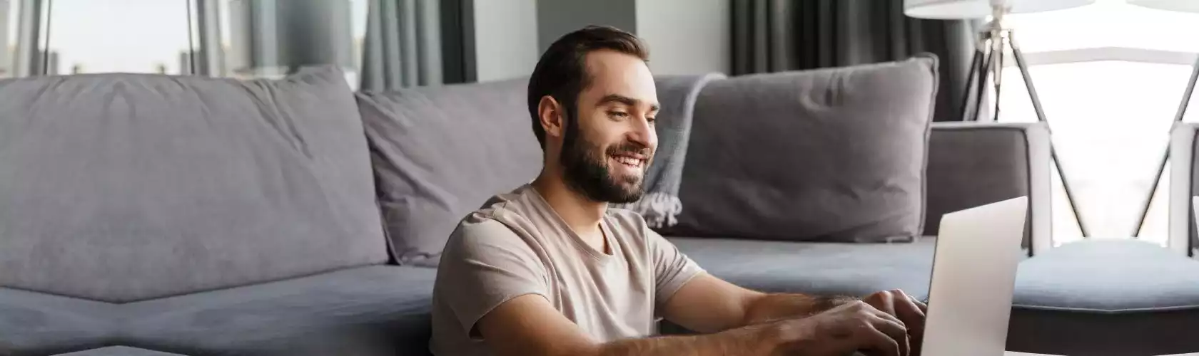 Hombre feliz en computadora