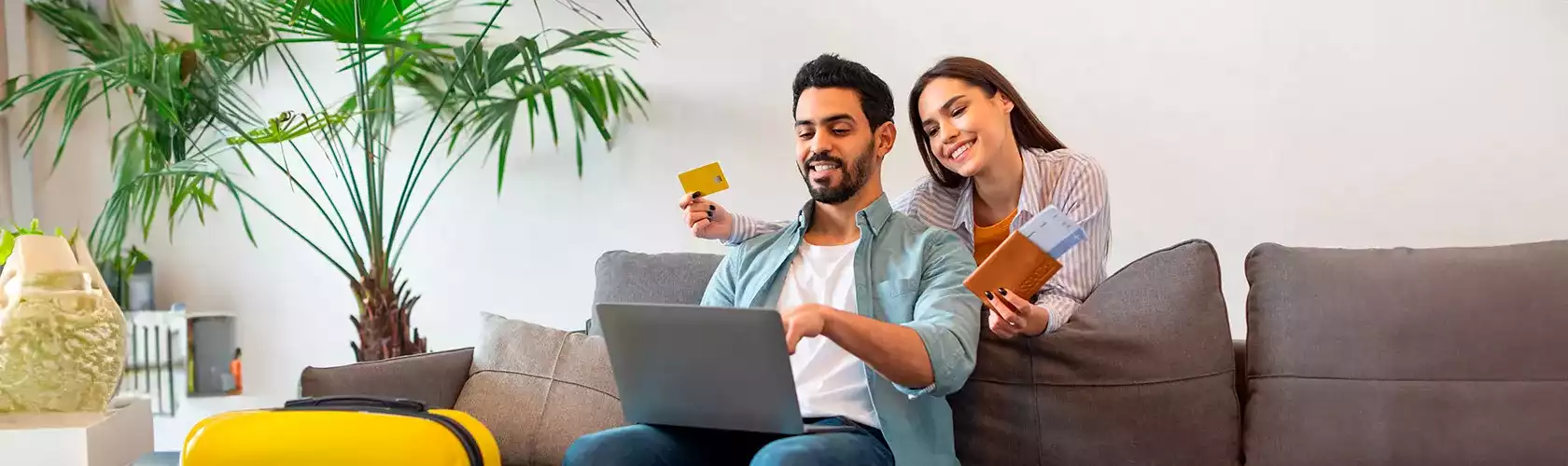 Mujer pagando tarjeta