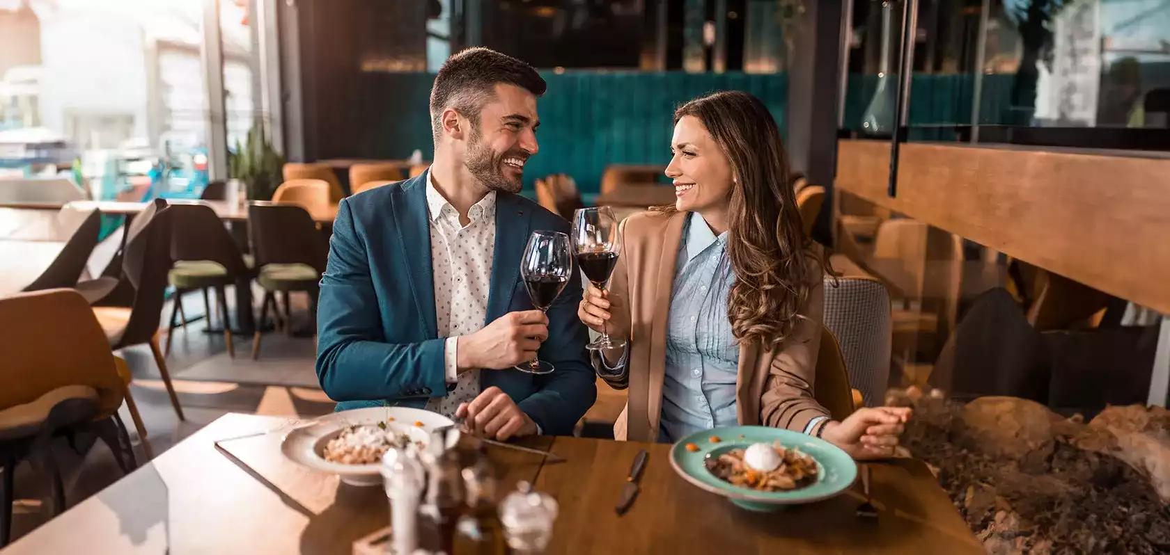 Pareja disfrutando de una comida en restaurante de alta cocina