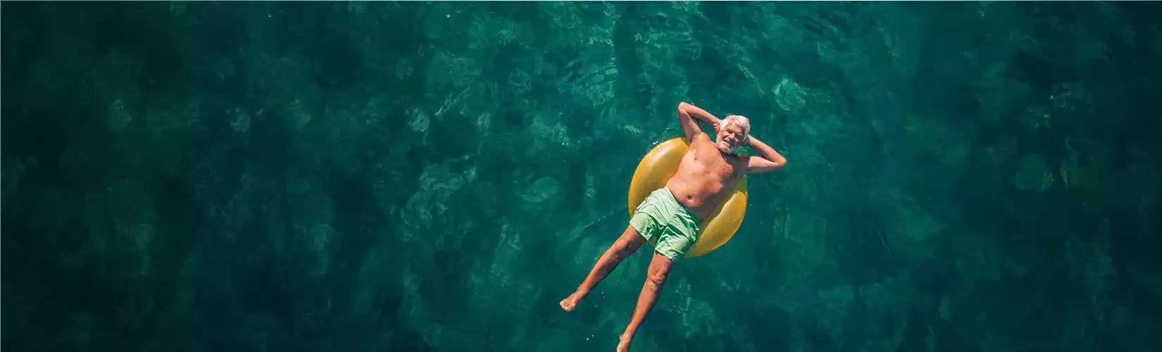 Hombre grande en la playa