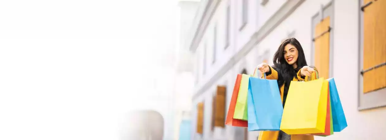 Mujer sosteniendo bolsas de compra