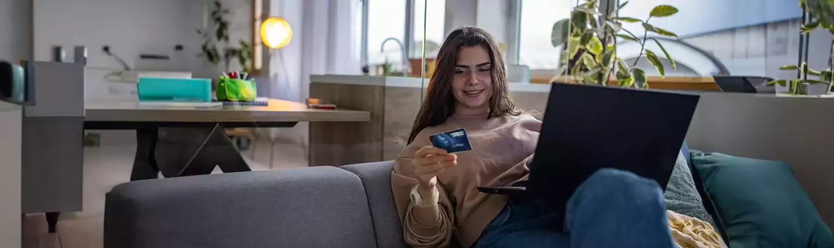 Joven utilizando su tarjeta de crédito Amex Blue