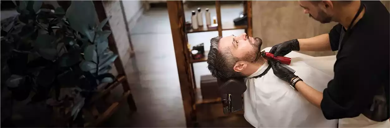 hombre relajado en barbería