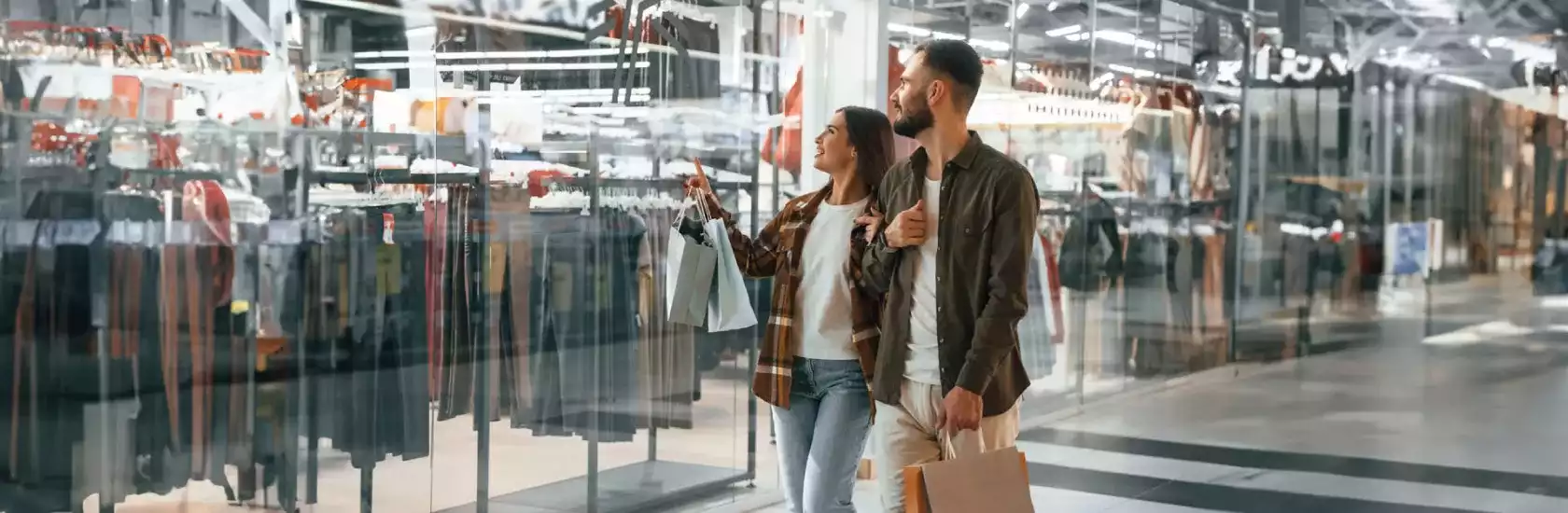 Pareja haciendo compras. 