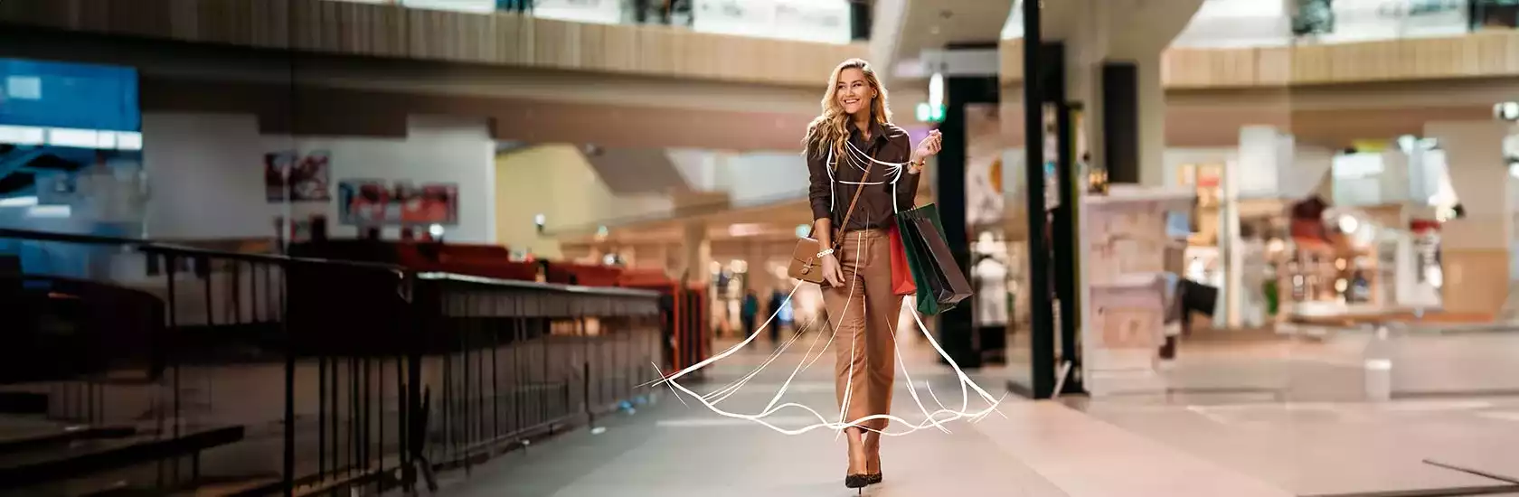 Joven mujer haciendo compras con Cuotas BAC