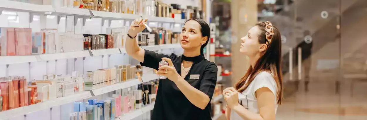 Mujer haciendo pruebas de perfumes