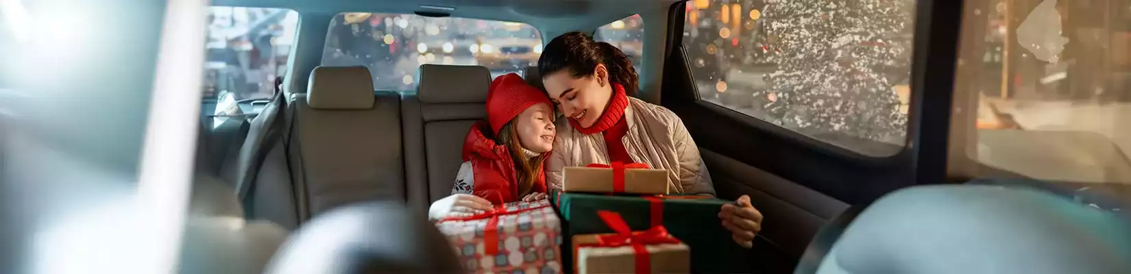 Personas disfrutando la navidad movilizándose en carro