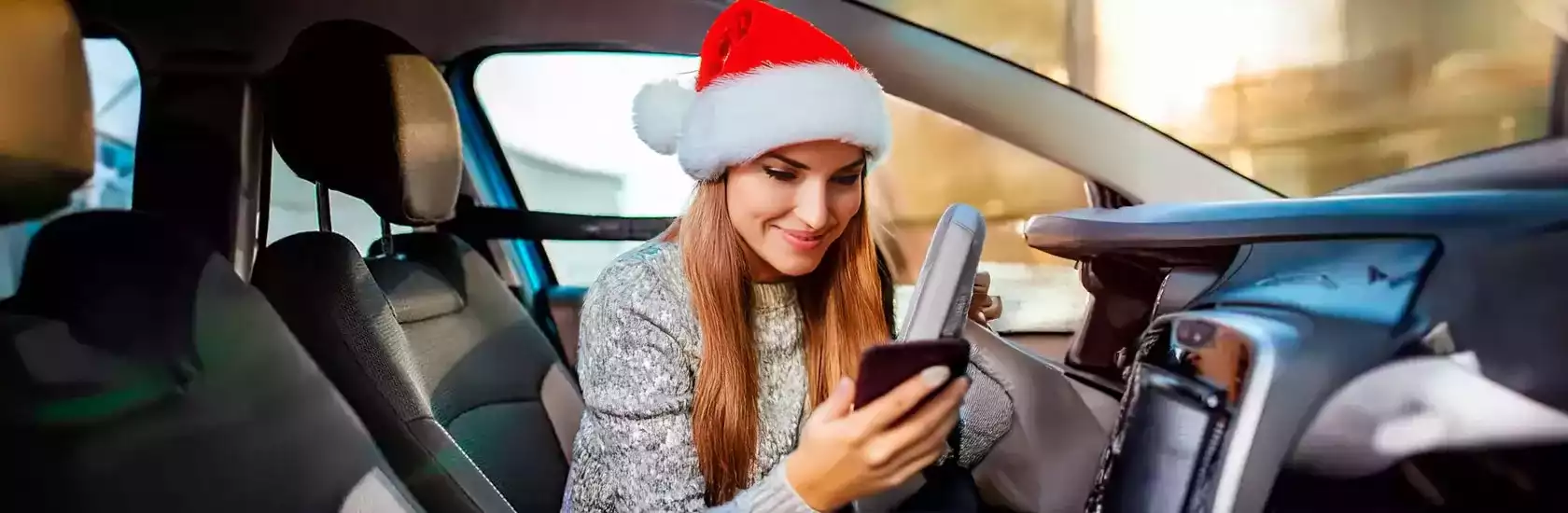 Mujer con gorro de navidad en vehículo