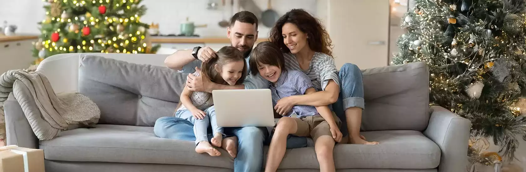 Familia feliz en navidad