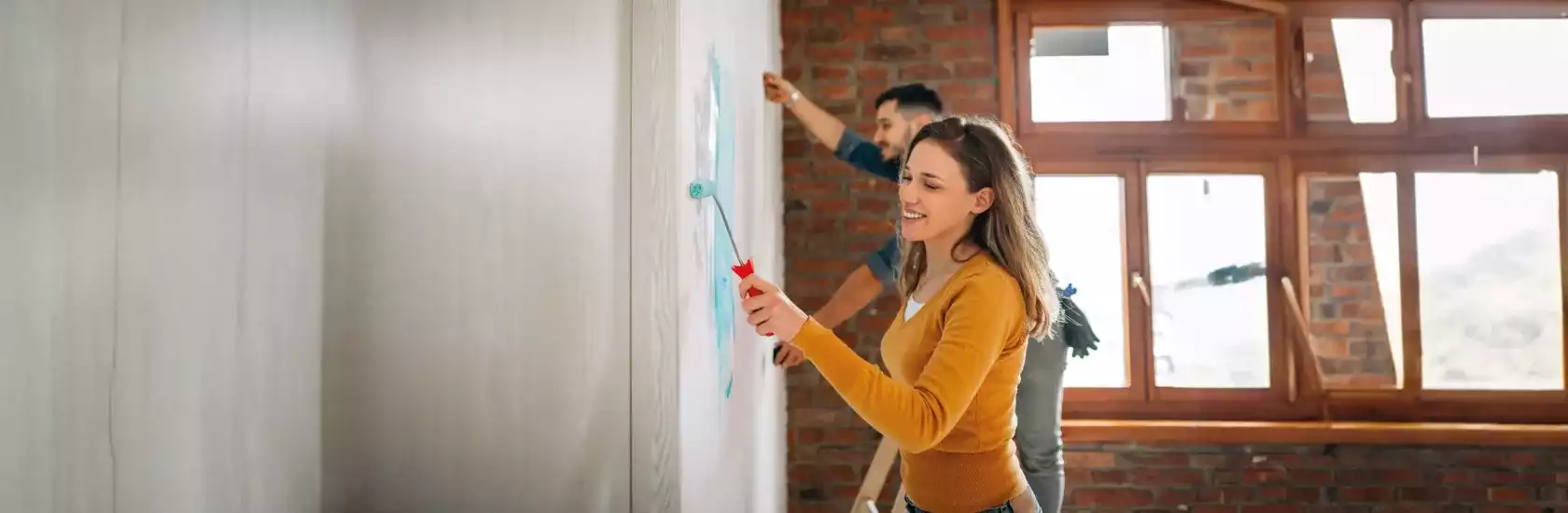 Mujer pintando pared