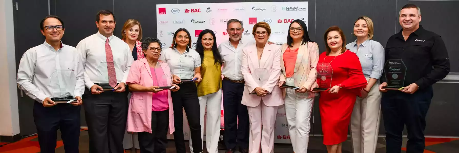 Personas de BAC posando con reconocimiento