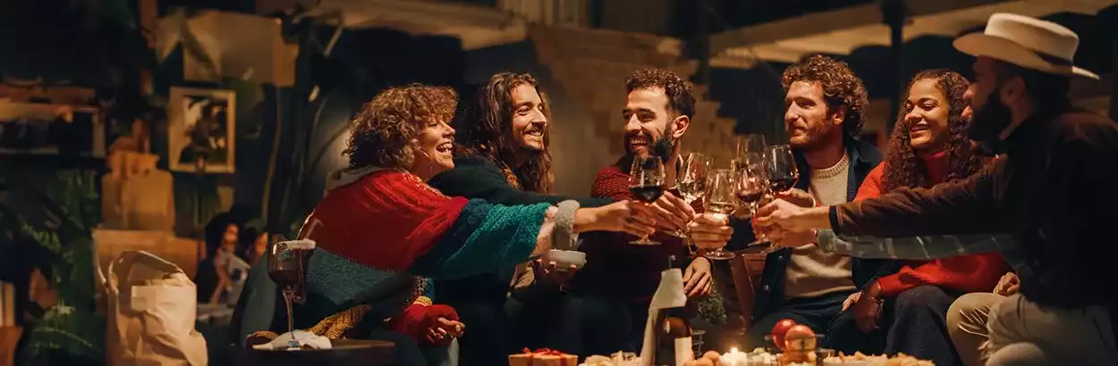 Personas disfrutando de una cena