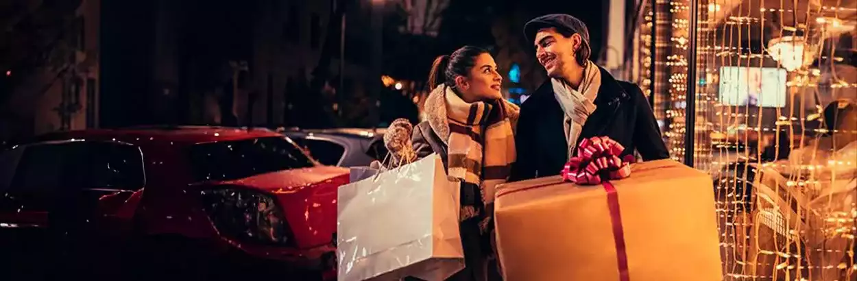 pareja feliz saliendo de compras en max