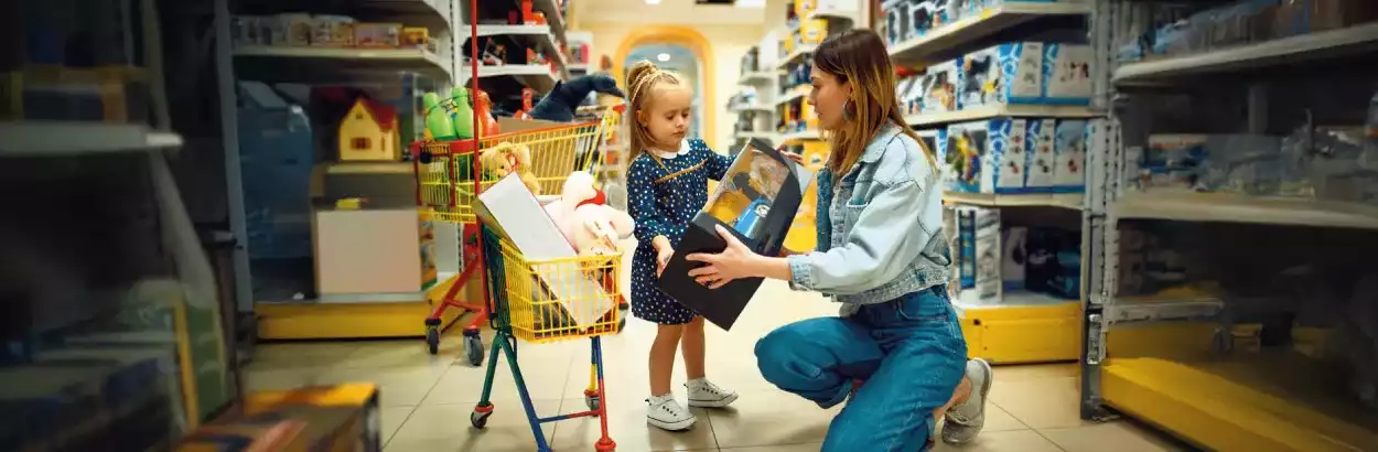 Mujer con su hija comprando juguetes