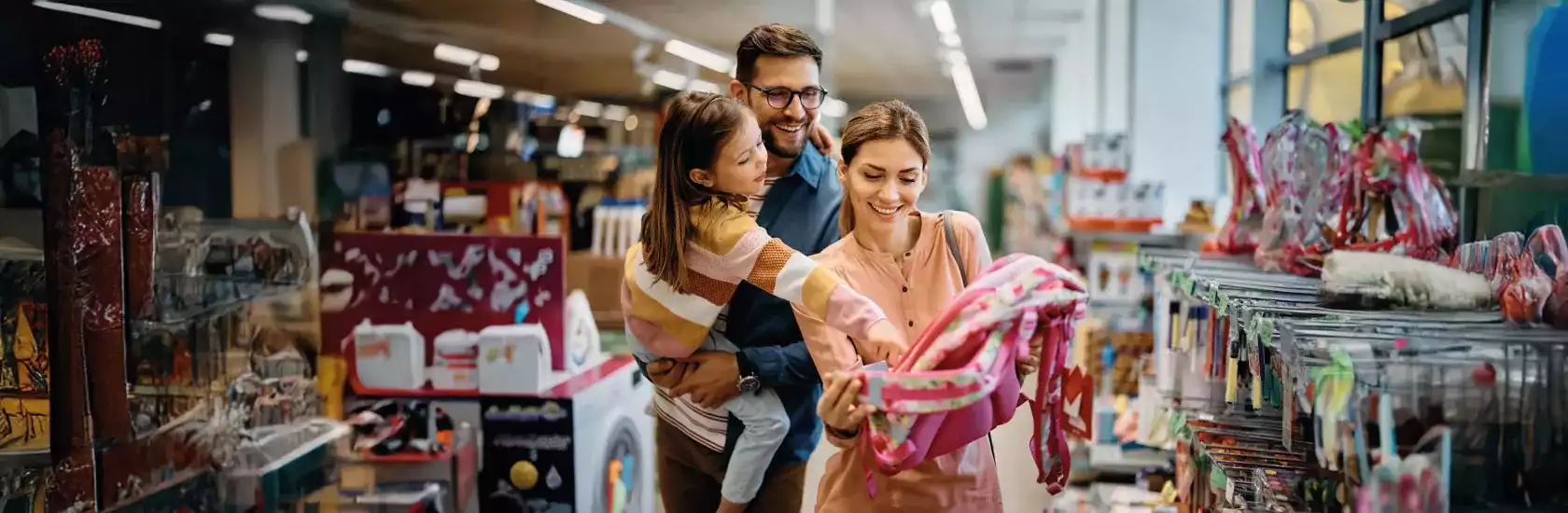 Pareja de esposos comprando utiles en inicio de año