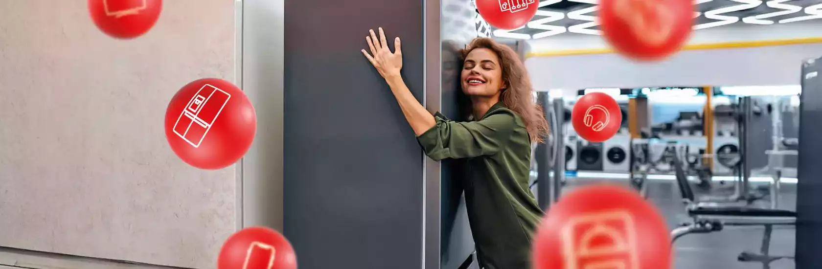 Mujer viendo el refrigerador de sus sueños 