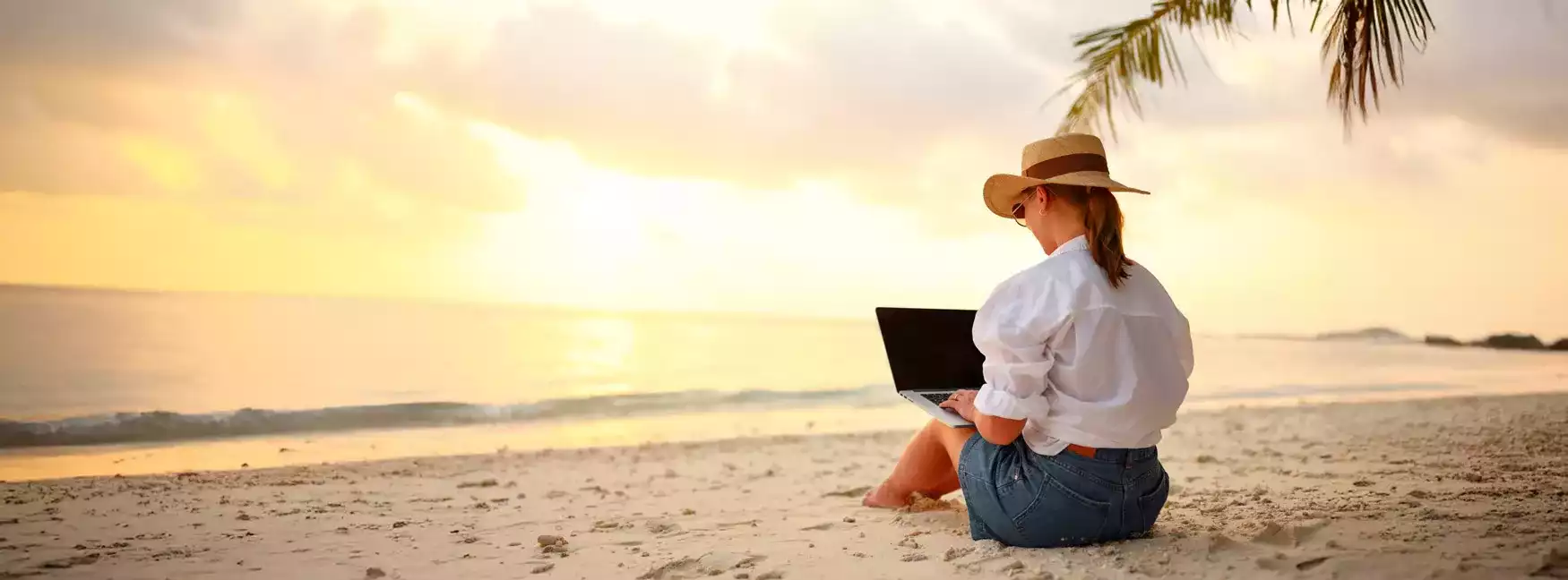 Mujer relajada en verano con su computadora