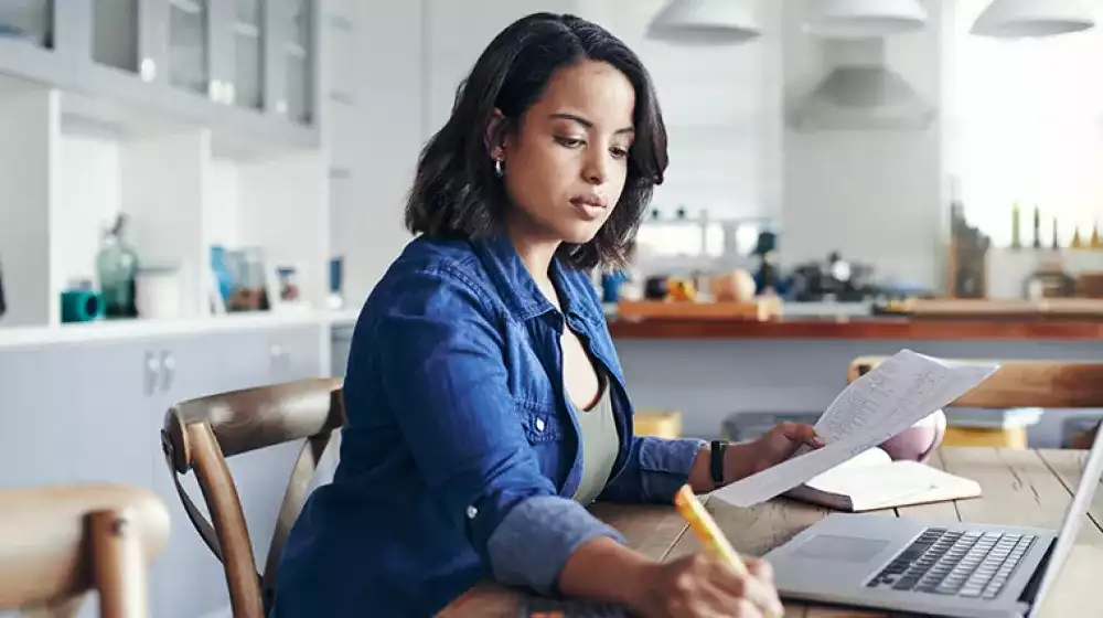 Mujer revisando seguro