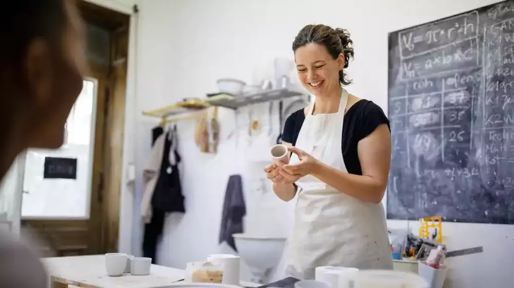 Mujer trabajando en su empresa