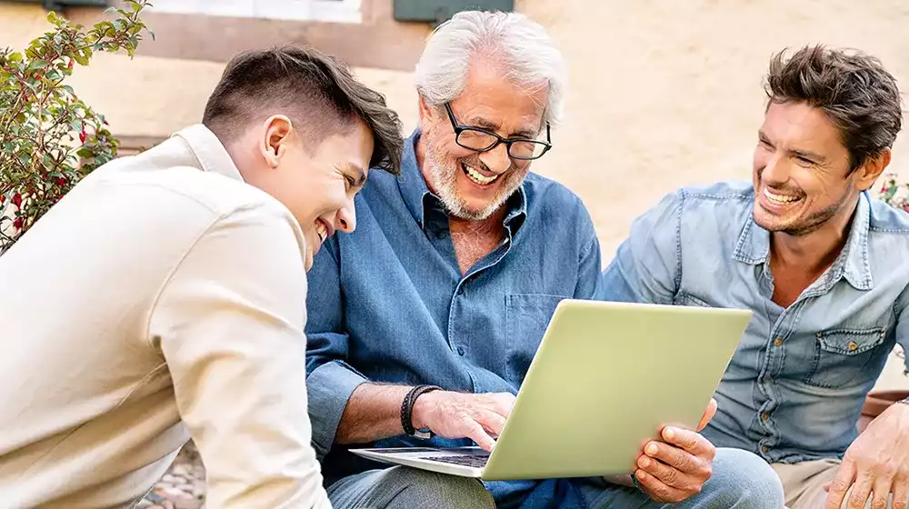 familia leyendo en una laptop