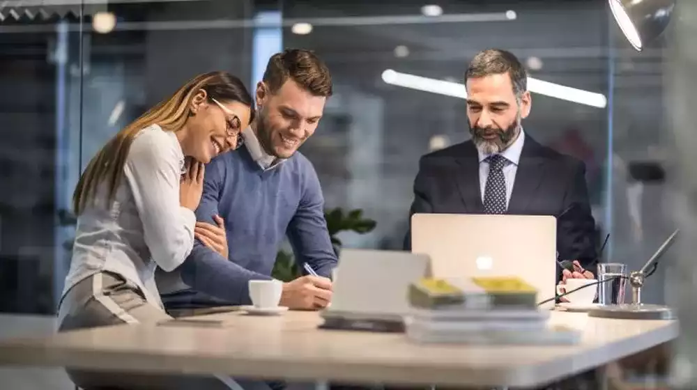 3 personas en una reunión