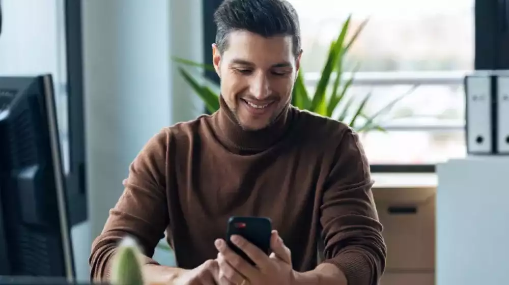 Hombre viendo su telefono