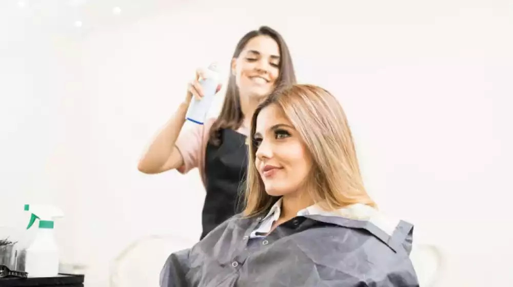 Mujer en sálon de belleza, gracias a promociones BAC