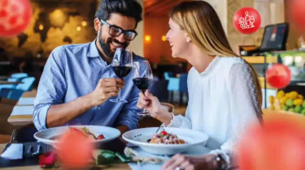 Pareja disfrutando de cena romantica