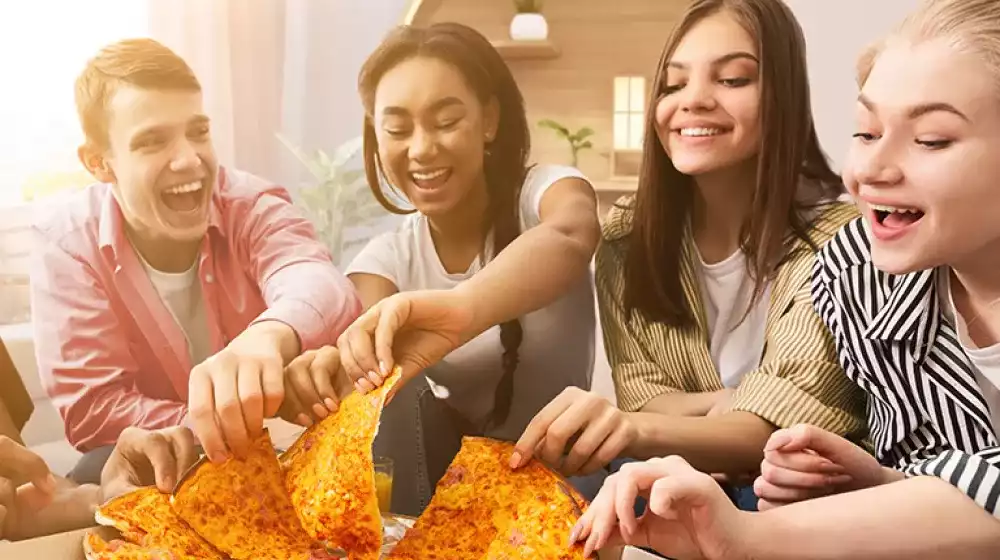 amigos disfrutando de pizza